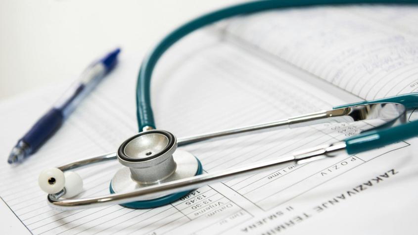 Cuatro médicos sin Eunacom han trabajado en el Hospital de Curacaví, según investigación de CIPER