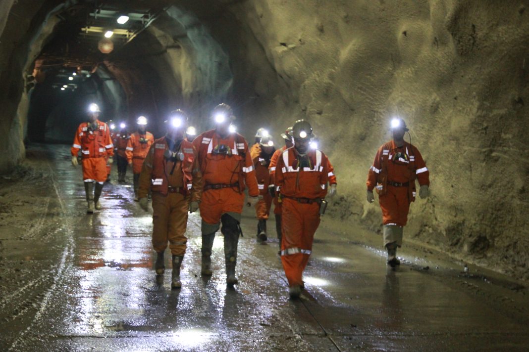 Avanza rescate de trabajadores atrapados en El Teniente: restan 70 metros para llegar al punto de posible ubicación