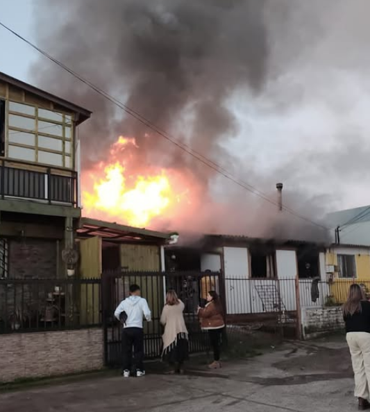 Incendio en San Antonio cobra la vida de un menor y moviliza amplio despliegue de emergencia