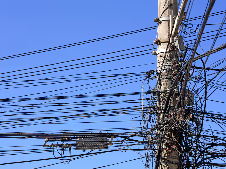 Entró en vigencia Plan de Gestión de la Ley “Chao Cables”: empresas deberán retirar cableado en desuso