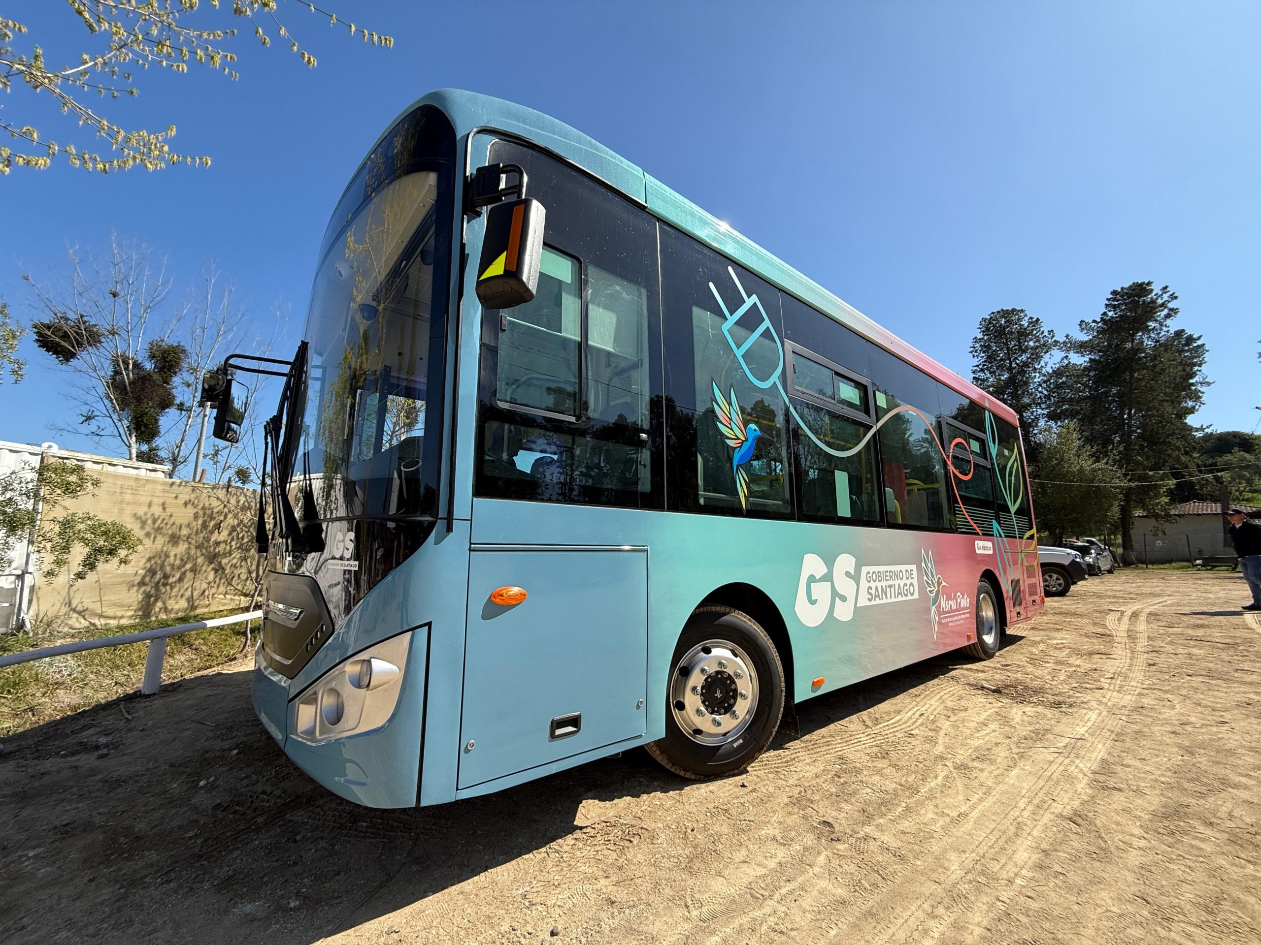 María Pinto presenta sus nuevos buses eléctricos para transporte estudiantil en el marco de Fiestas Patrias