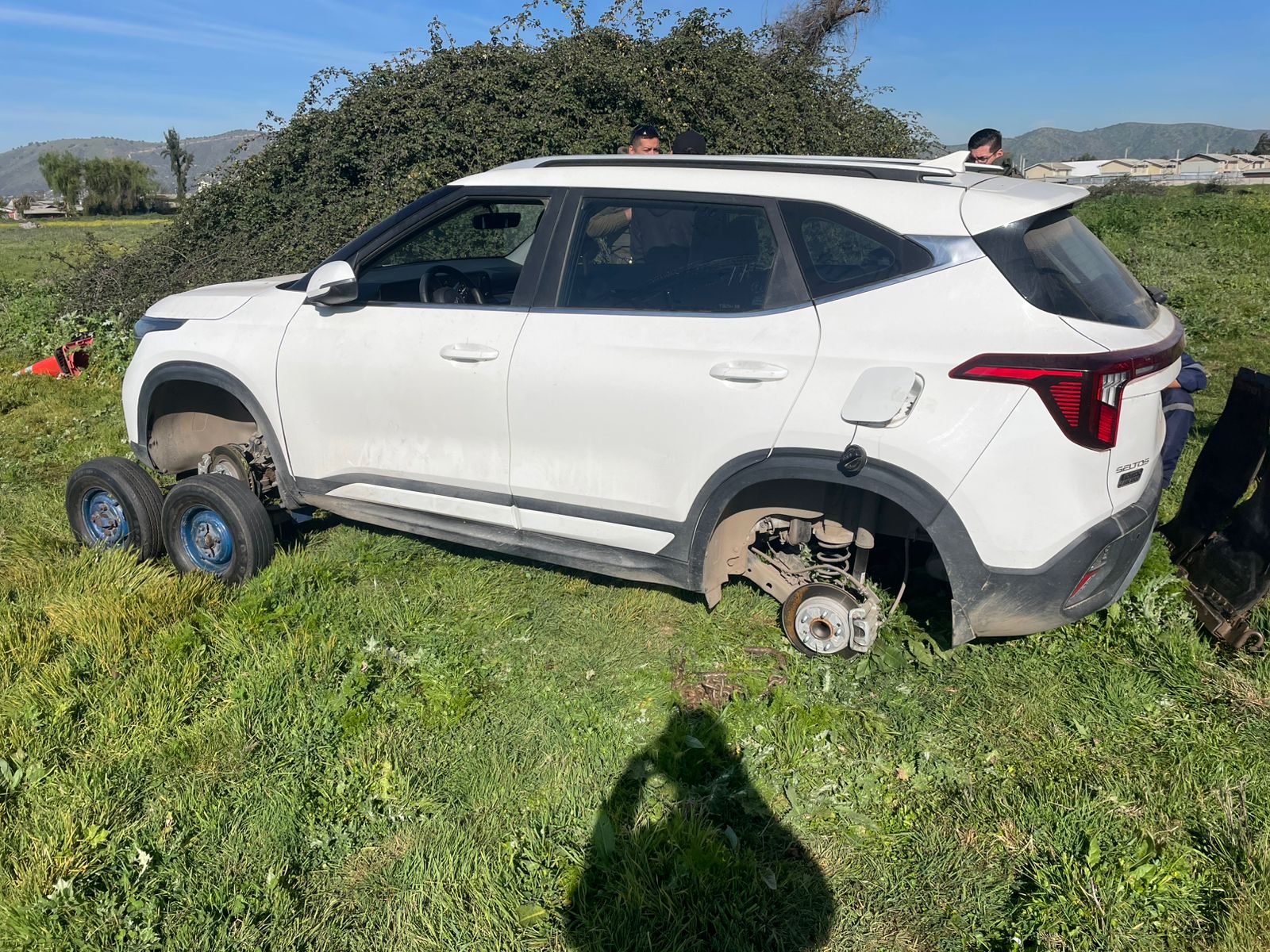 Encuentran abandonado vehículo robado anoche en violento asalto armado en Melipilla