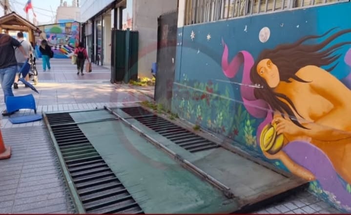 Mujer de 77 años resulta con graves lesiones tras caída de portón en edificio de la ex Gobernación de Melipilla