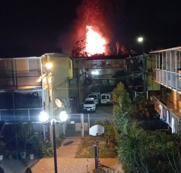 Incendio destruye casona en El Monte y genera un amplio operativo de bomberos