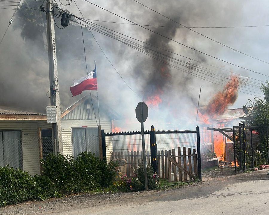Tres casas consumidas y dos con graves daños parciales dejó como saldo incendio en Chiñigue El Cristo, comuna de El Monte