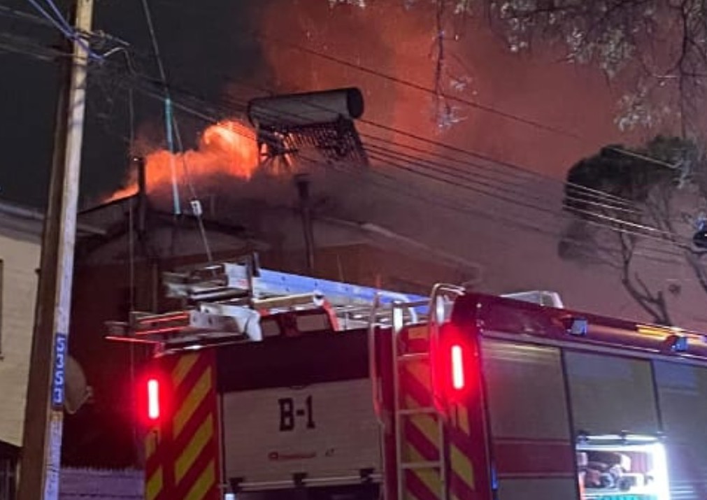 Incendio destruye dos viviendas en cerro Bellavista: familia logró evacuar a tiempo