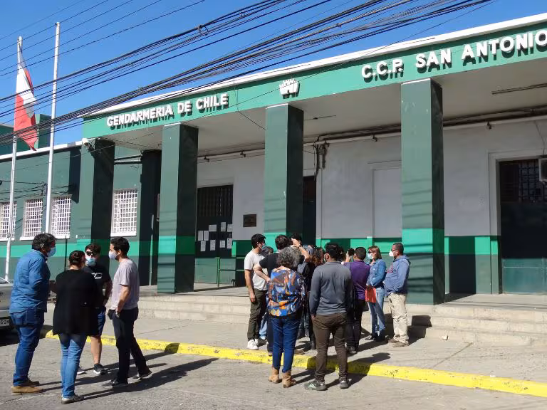 Asistente de párvulos es condenada por microtráfico tras intentar ingresar drogas al penal de San Antonio