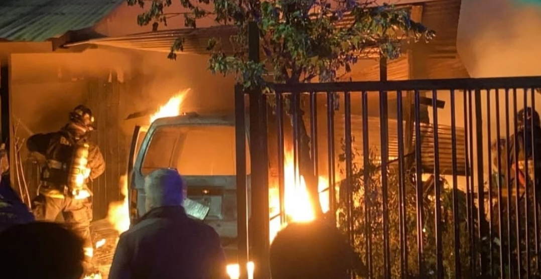 Incendio movilizó a equipos de emergencia en Villa las Hortensias de Talagante. Dos viviendas  y un vehículo particular fueron afectados