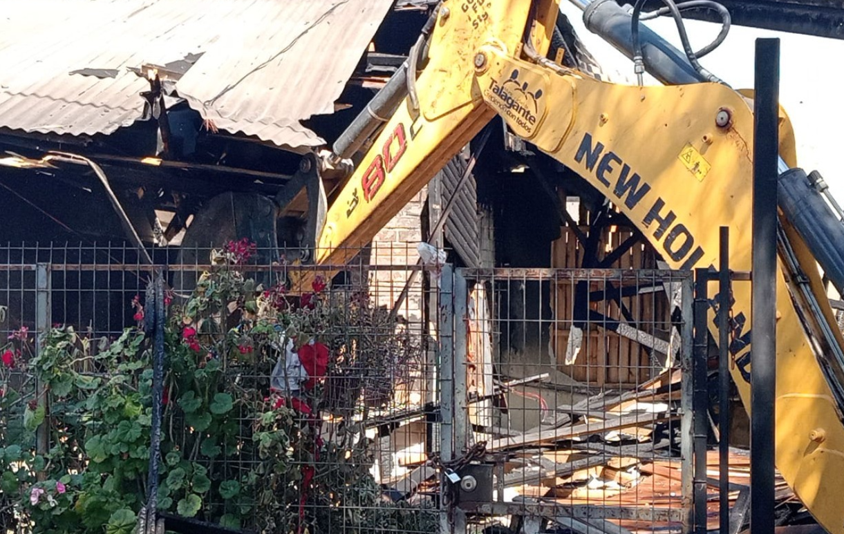 Remoción de escombros y angustia familiar marcan la jornada tras incendio en Las Dalias de Talagante