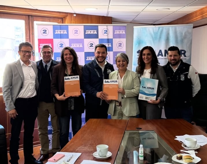 Directiva de AMUR se reúne con la candidata presidencial Jeanette Jara