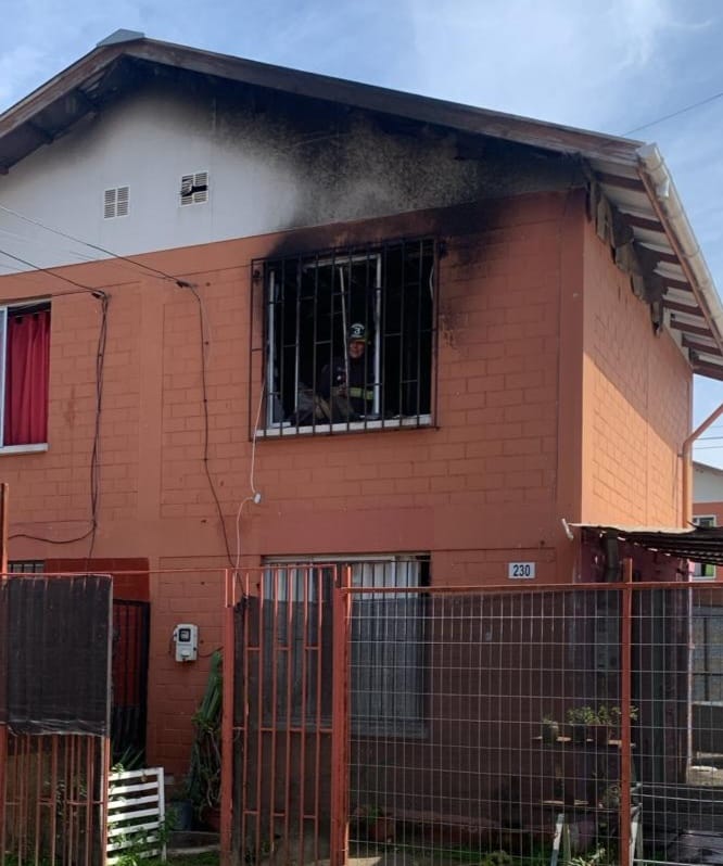 Incendio afecta segundo piso y entretecho de vivienda en sector poniente de Melipilla