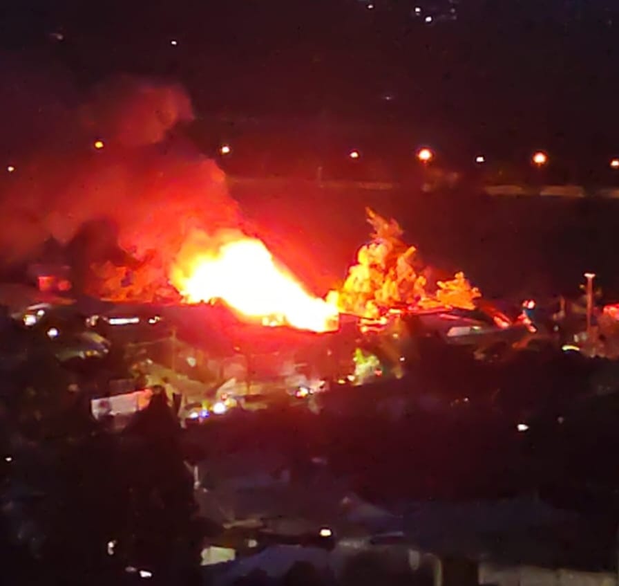 Incendio de vivienda en Huilco Alto: Vehículos mal estacionados obstaculizaron paso de carros bomberiles y retrasaron el control de las llamas