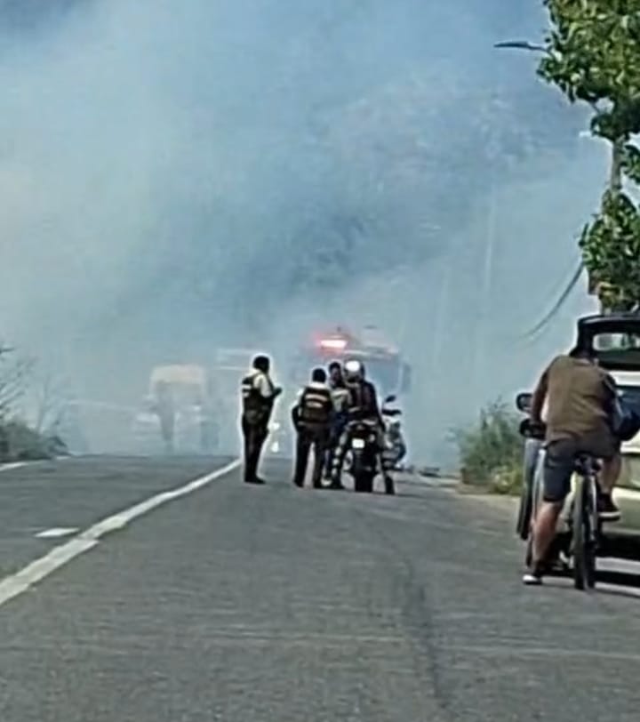 Bomberos combate incendio de pastizales en cruce El Marco, Pomaire