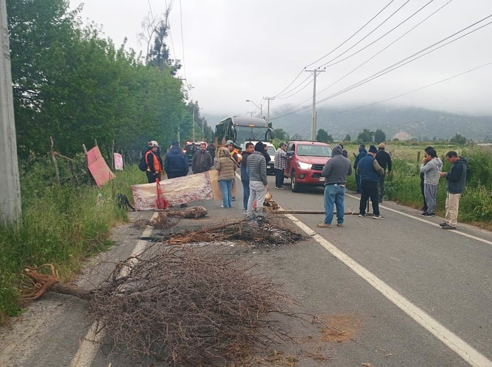 Vecinos de El Asiento bloquean acceso a Alhué en protesta contra Minera Florida