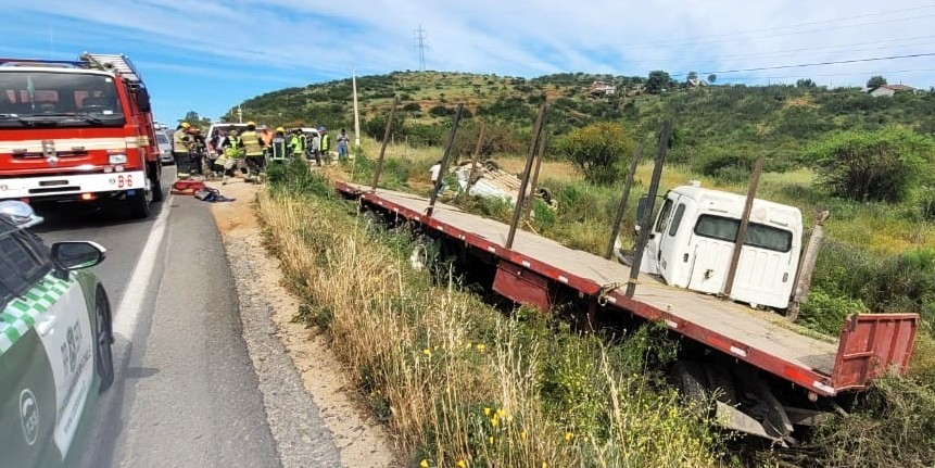 Camión y vehículo menor protagonizan choque frontal en ruta entre Melipilla y Rapel   