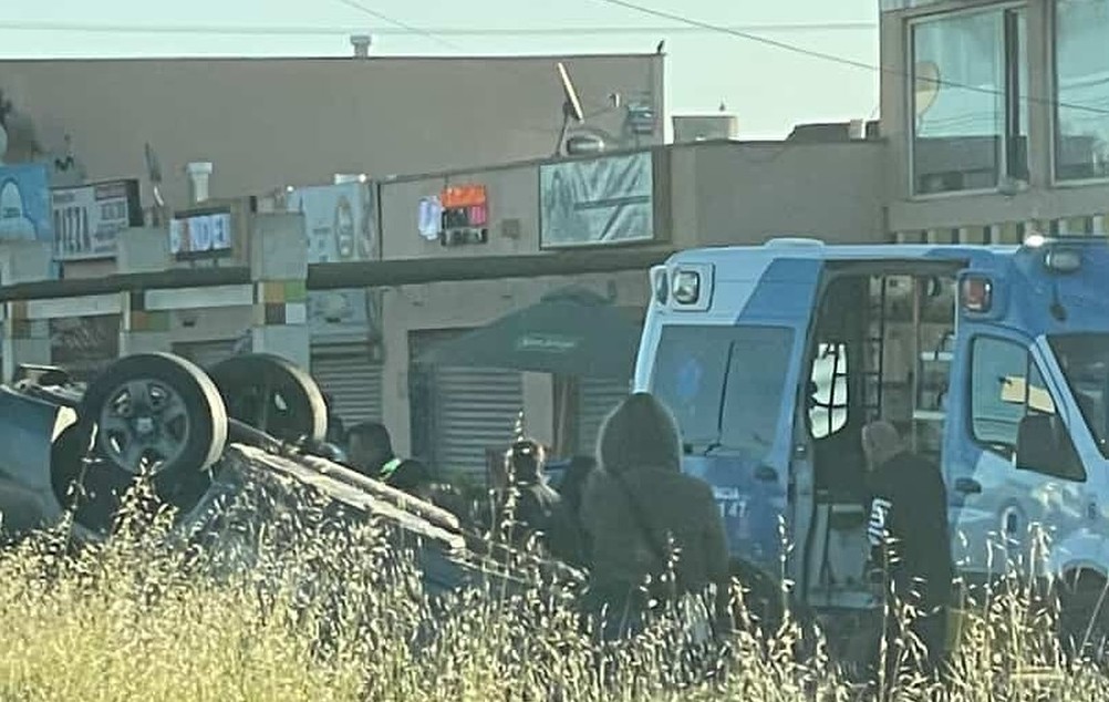 Cuatro personas resultan lesionadas tras volcamiento vehicular en El Quisco Norte