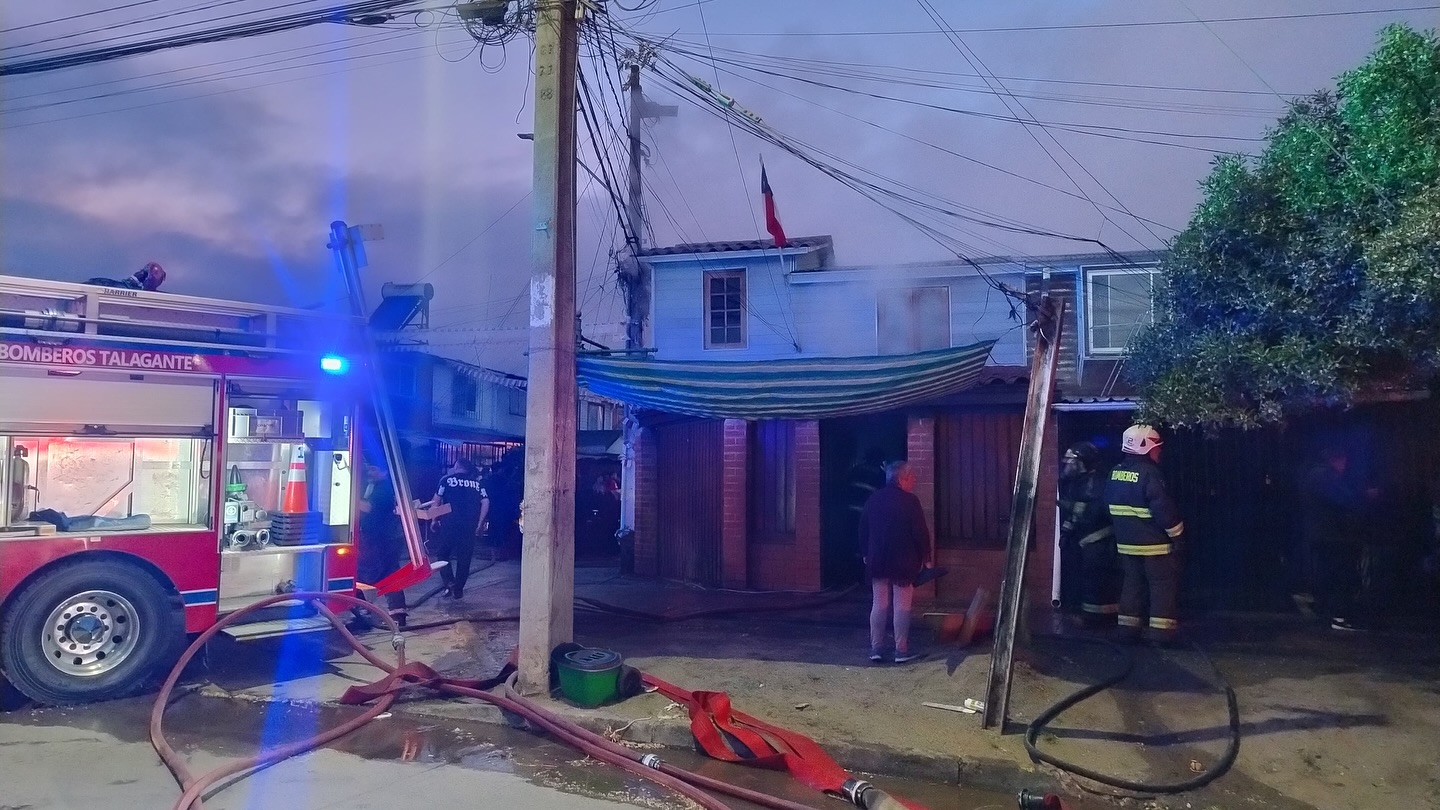 Incendio destruye cuatro viviendas en Talagante: se gestiona ayuda para familias afectadas