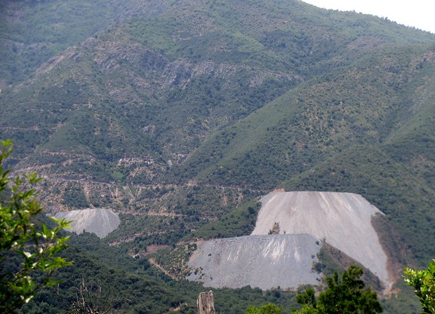 Denuncian rebalse de aguas industriales en faena minera de Alhué en la provincia de Melipilla, que habría afectado estero local