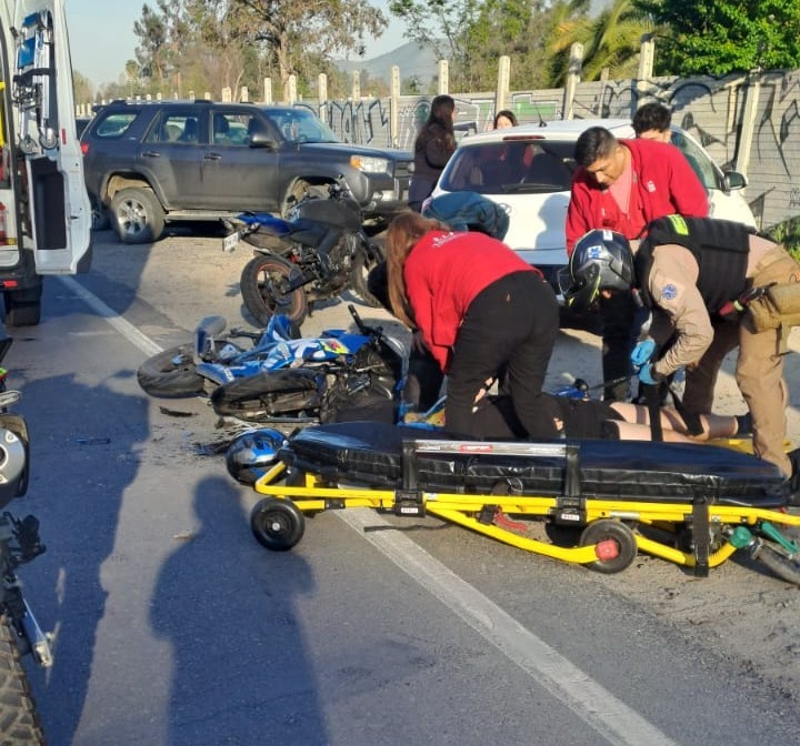 Colisión entre motocicleta y automóvil deja a un hombre lesionado en caletera Ruta 78, zona de Talagante