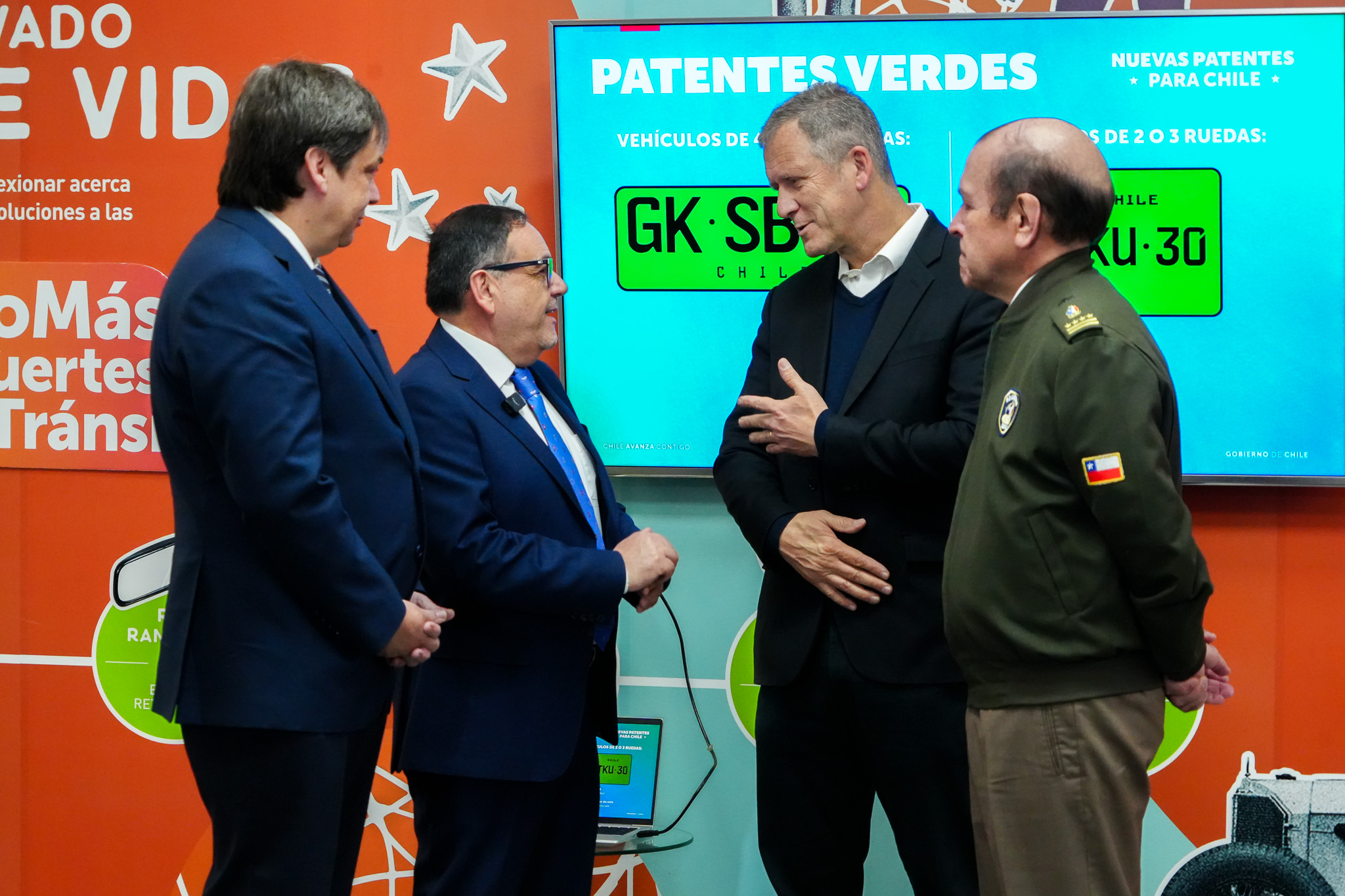 Gobierno anuncia nuevo sistema de patentes vehiculares y color verde para autos eléctricos