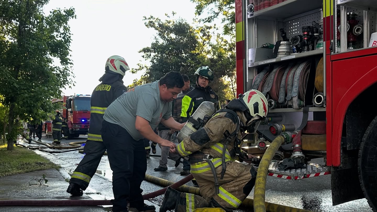 Incendio afecta vivienda en Samuel Santana con Transversal de Talagante: una persona lesionada  
