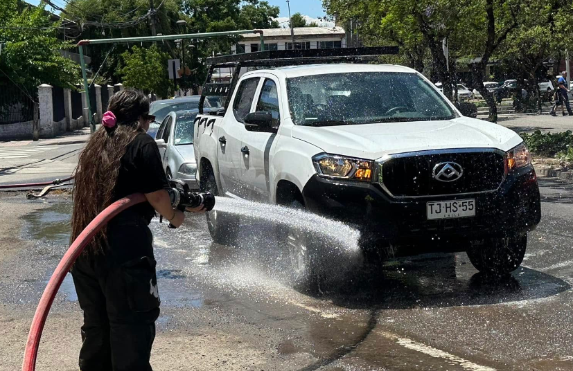 Bomberos de Talagante reafirman su compromiso con la Teletón con tradicional Lavatón de vehículos