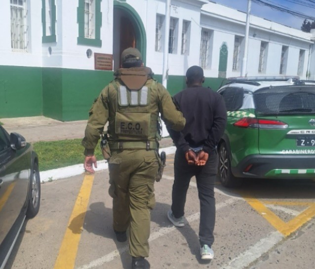 Operativo policial en San Antonio deja dos detenidos y decomiso de contrabando