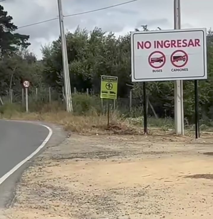 Instalan nueva señalética para hacer cumplir prohibición a buses y camiones de circular por la Cuesta Alhué