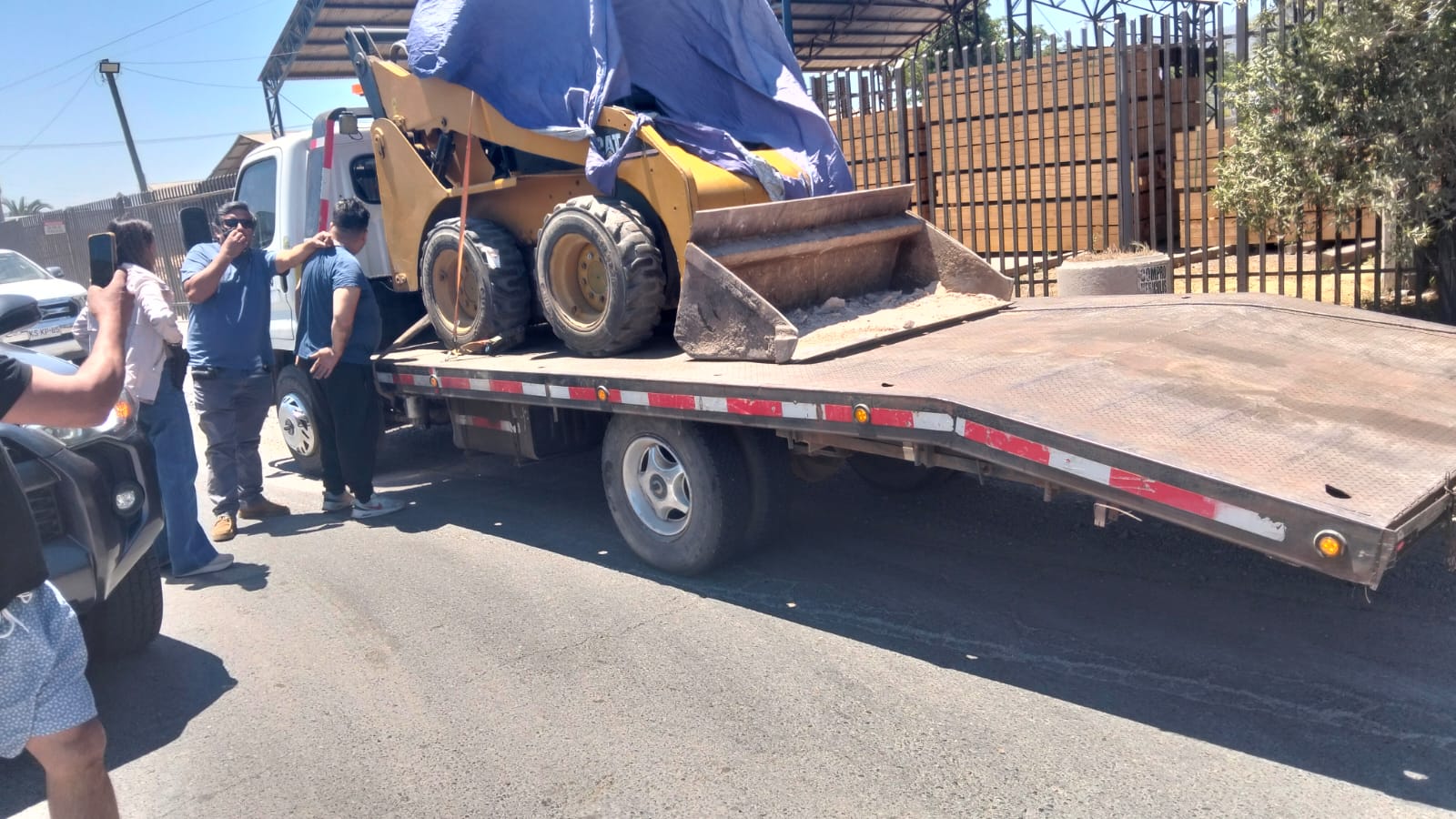 PDI y Seguridad Pública Municipal recuperan mini cargador frontal robado en Melipilla: cuatro detenidos