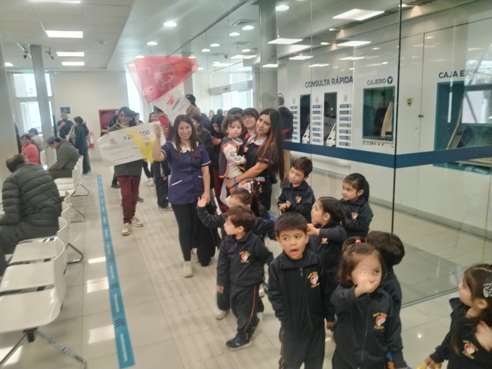 Teletón: Melipilla inicia cruzada solidaria con entusiasmo y compromiso: los más pequeños fueron los primeros en acercarse al banco