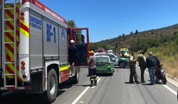 Accidente en Cuesta Ibacache deja dos fallecidos y provoca incendio forestal