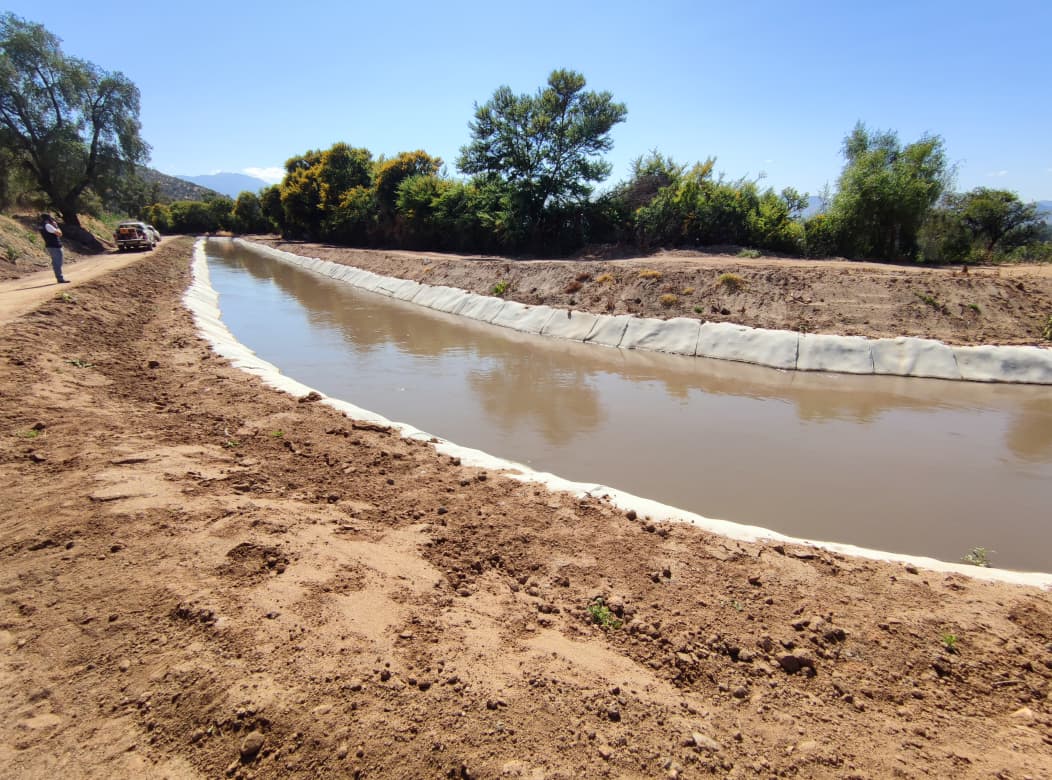 Autoridades inauguran obras de revestimiento del Canal Las Mercedes de María Pinto