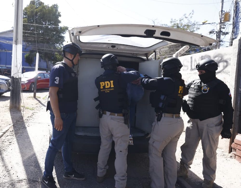 Operativo policial en Peñaflor desarticula bandas dedicadas al microtráfico y porte ilegal de armas, encabezadas por mujeres