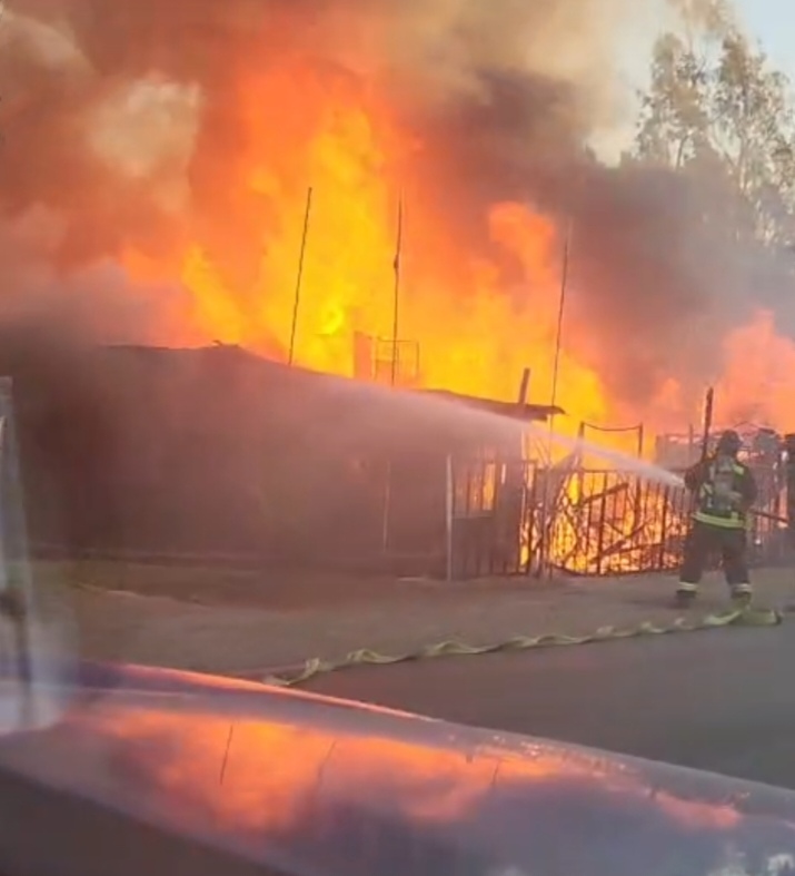 Voraz incendio reduce a cenizas conocido restaurant en ruta G-60 sector Culiprán