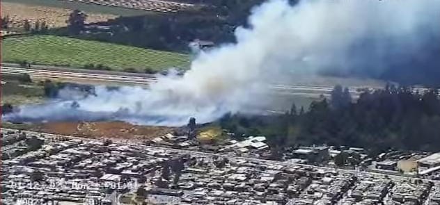 Bomberos declara primera alarma por incendio de pastizales en Vicuña Mackenna con Tres Poniente