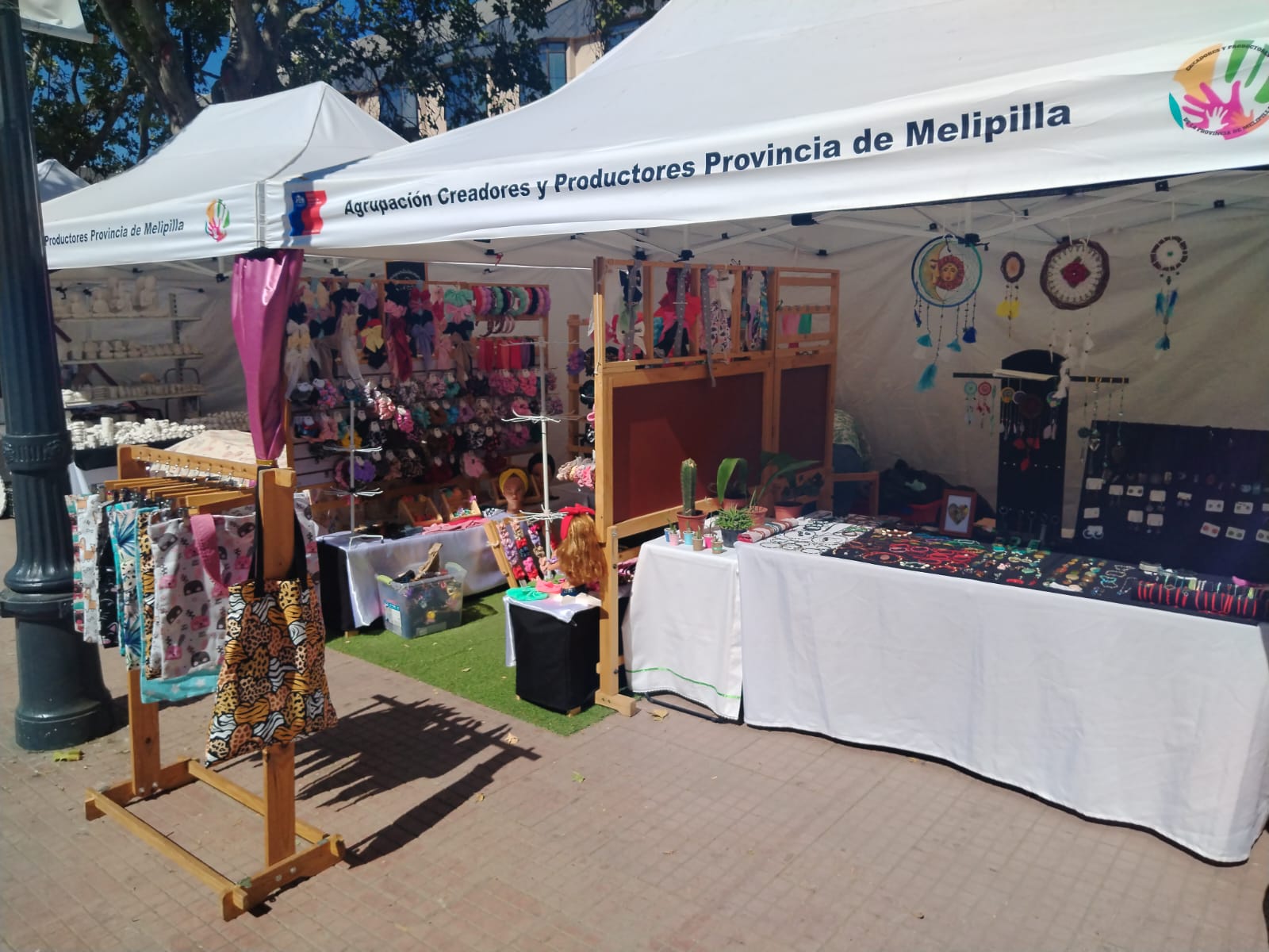 Inauguran Feria de productores y creadores en plaza de armas de Melipilla con foco en productos hechos a mano