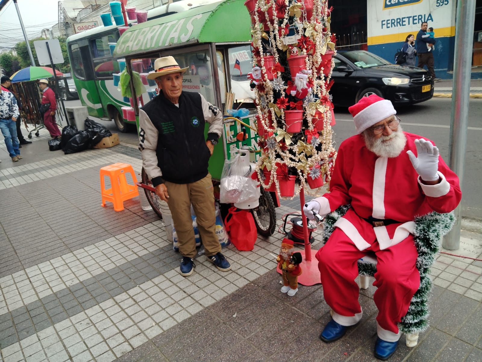 La dulce tradición vuelve a Melipilla: Rey de las Cabritas arma su clásico árbol navideño y trae al viejito pascuero