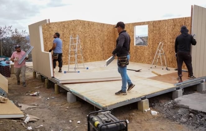 Instalan primera vivienda de emergencia en Quilamuta tras incendio forestal en San Pedro