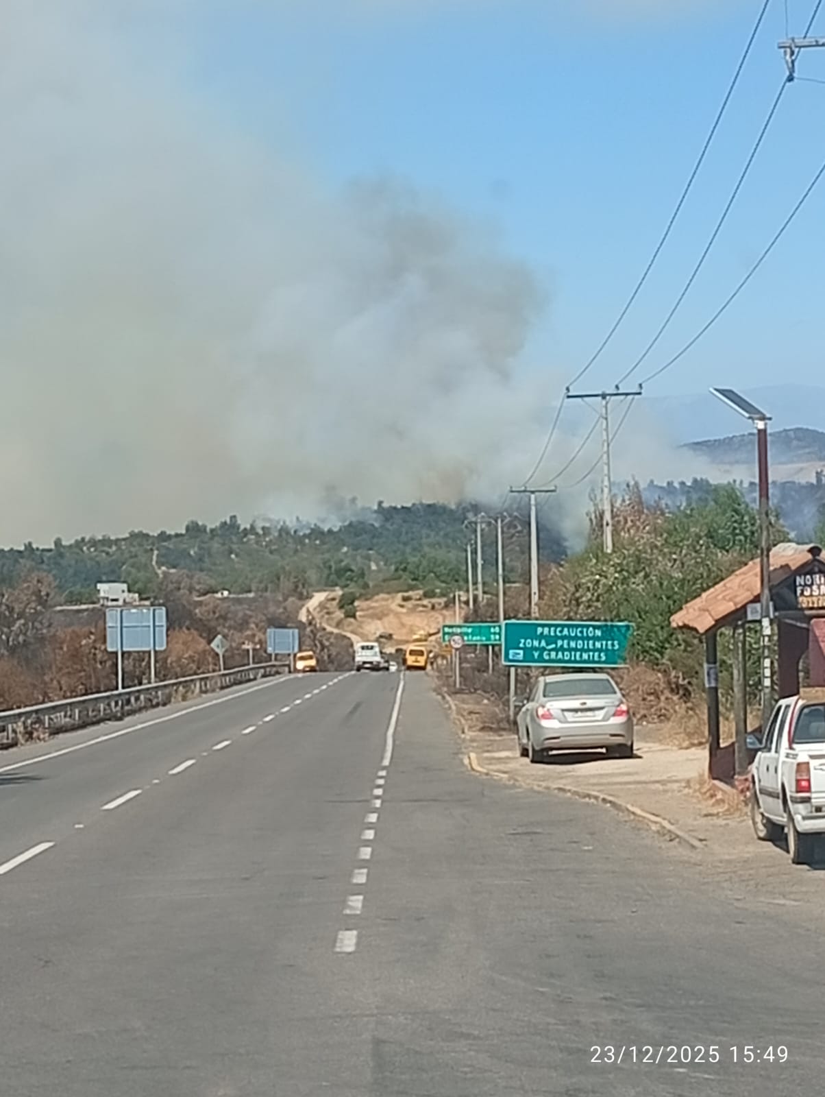 Incendio forestal en Litueche deja tres viviendas destruidas y más de 500 hectáreas consumidas