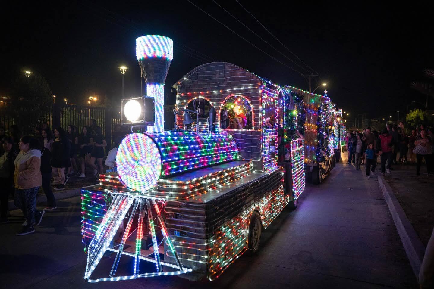 El Tren Navideño continúa su viaje por Melipilla: Hoy recorre el sector oriente llevando alegría a las familias
