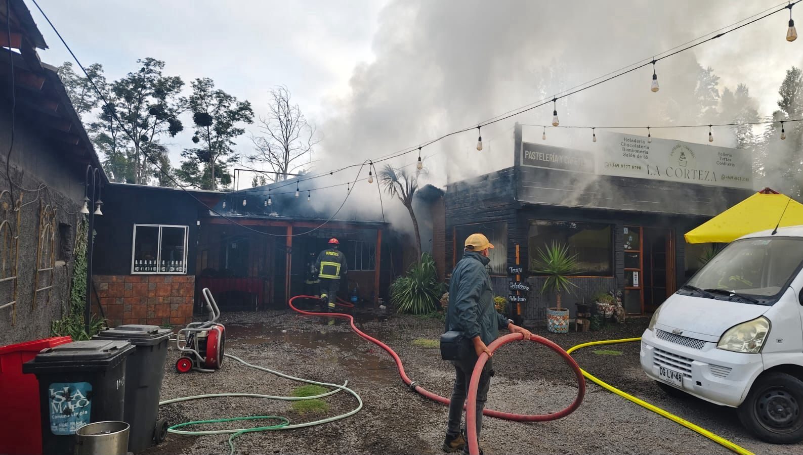 Incendio en restaurante Dulzuras movilizó a Bomberos de Isla de Maipo y Talagante