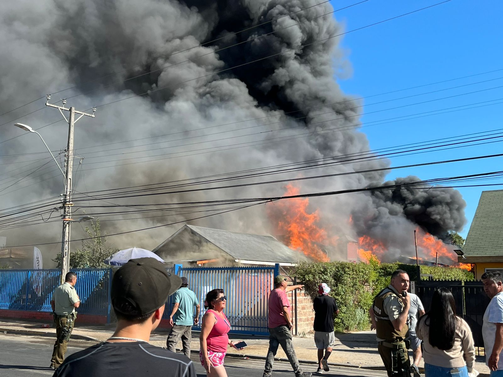 Compleja jornada de incendios arrasa con seis viviendas y deja 18 damnificados en Melipilla
