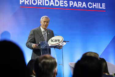 Kast endurece críticas al Gobierno en foro ICARE y recibe respuesta de Boric y sus ministros