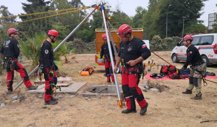 Bomberos de Talagante se entrenan para rescates complejos en beneficio de la comunidad