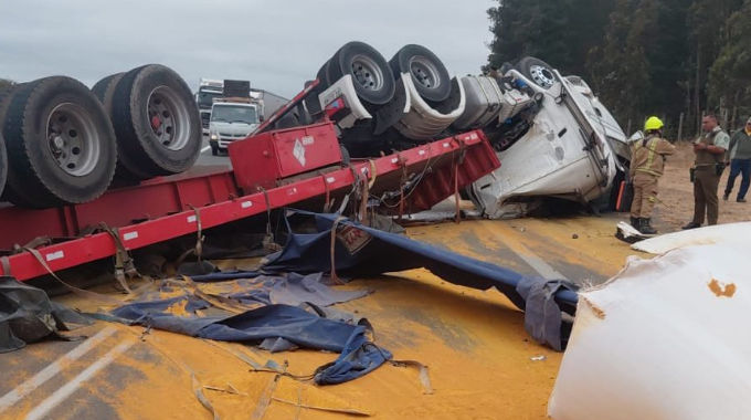 Una persona fallecida deja volcamiento en Ruta de la Fruta, comuna de San Pedro