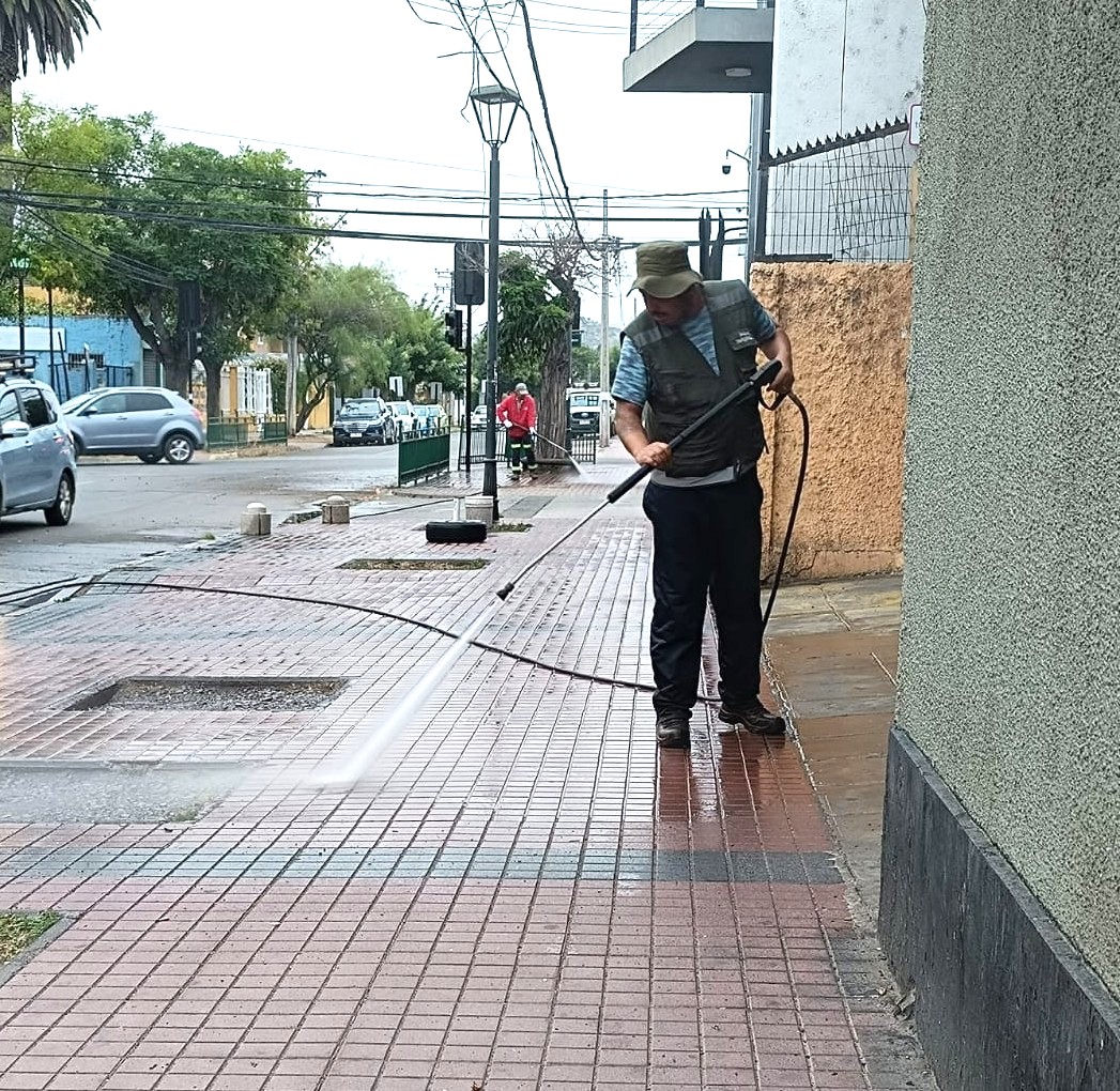 Plan de higiene urbana en Talagante: Hidrolavado de alta presión renueva las calles céntricas