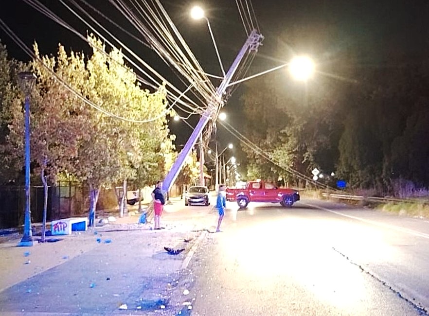 Un accidente de madrugada en Talagante dejó daños en el tendido eléctrico y corte de luz programado