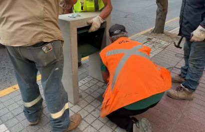 Nuevos mobiliarios urbanos mejoran espacios públicos en el centro de Melipilla