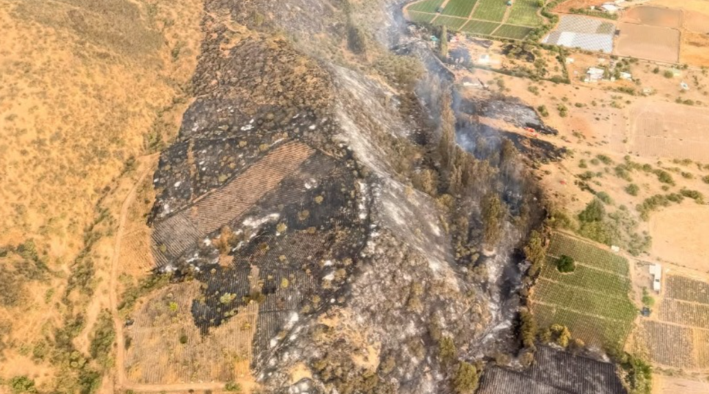 Incendio en Las Tinajas dejó 30 hectáreas quemadas y dos casas afectadas