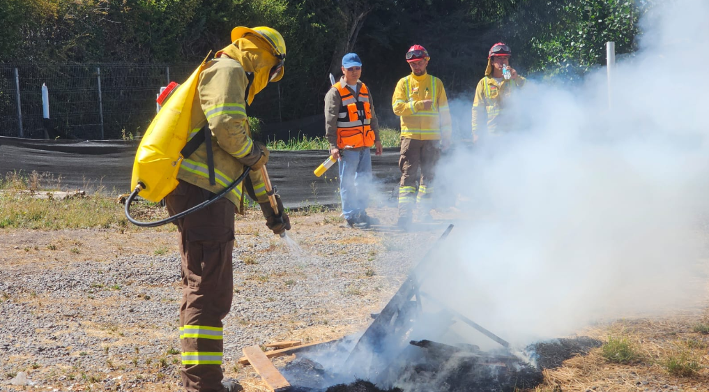 Tecnología de punta en la Provincias de Melipilla y Talagante: CONAF y Bomberos evalúan el uso del producto “Cold Fire” para proteger viviendas y bosques en incendios forestales